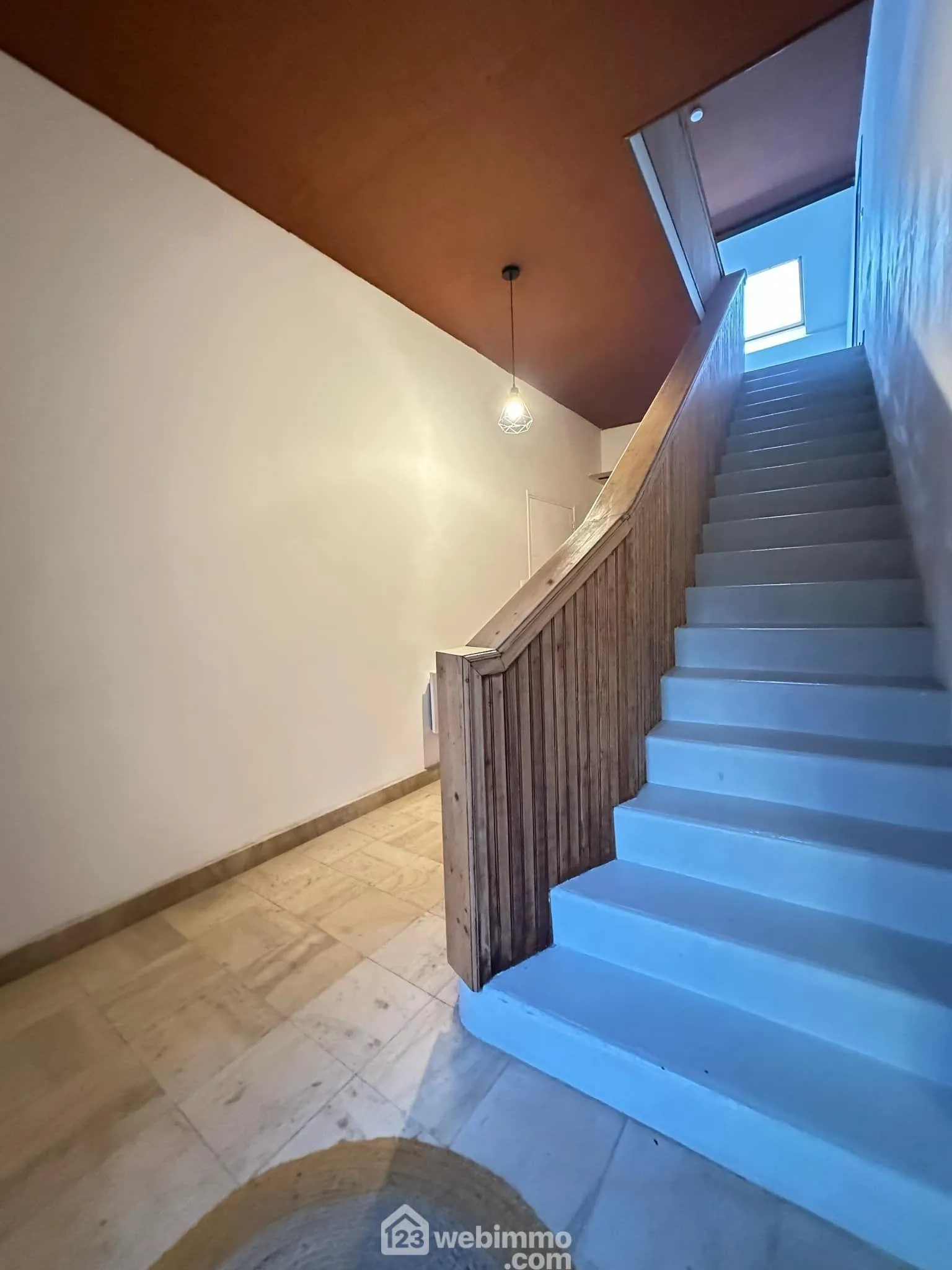 Maison de 187 m² à Bièvres avec 4 chambres, garage et cave - Confort et tranquillité 