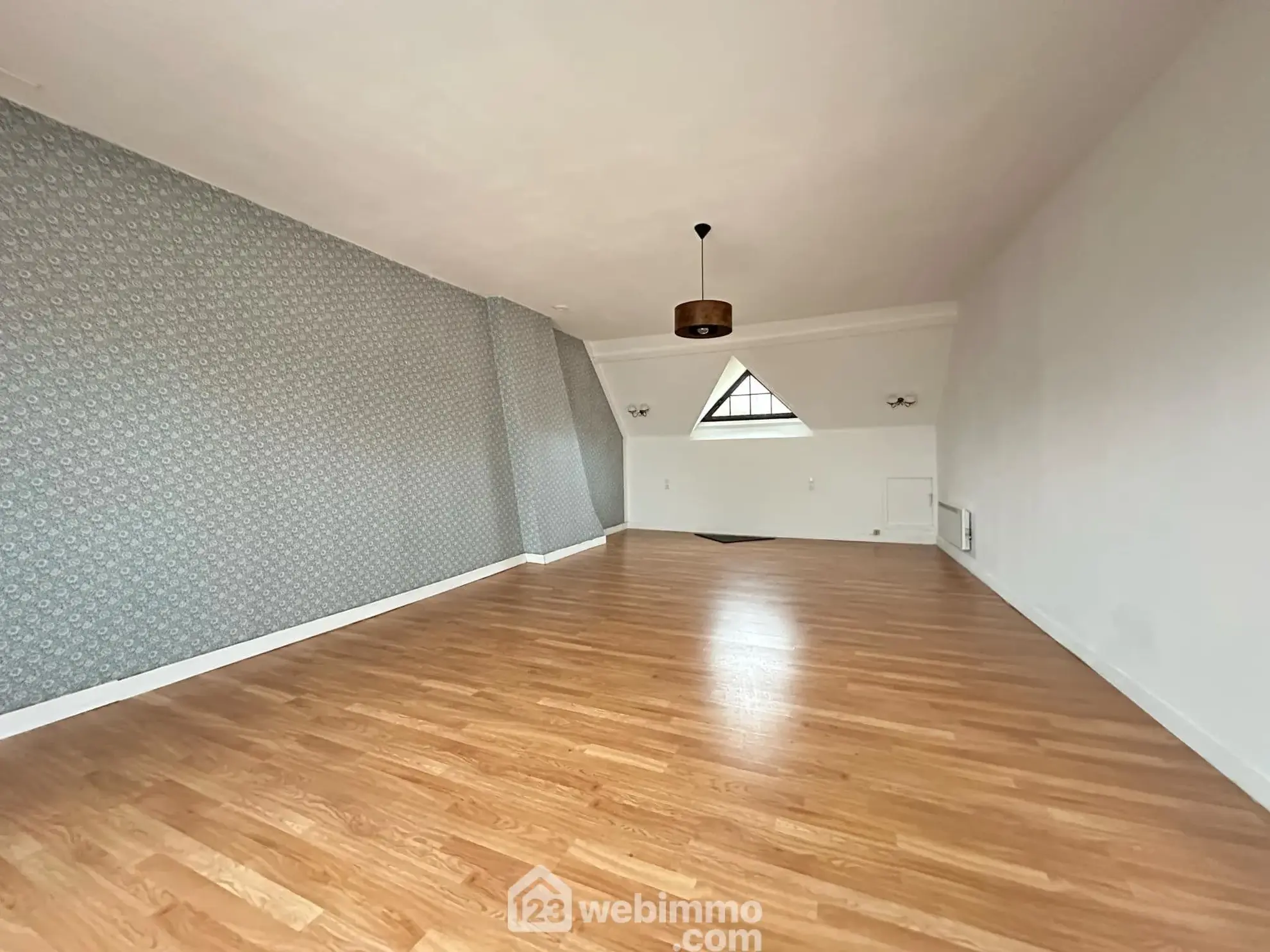 Maison de 187 m² à Bièvres avec 4 chambres, garage et cave - Confort et tranquillité 