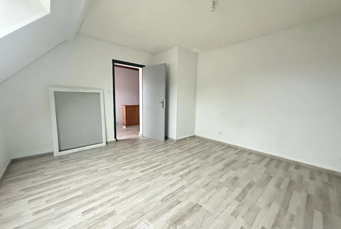 Maison de 187 m² à Bièvres avec 4 chambres, garage et cave - Confort et tranquillité 