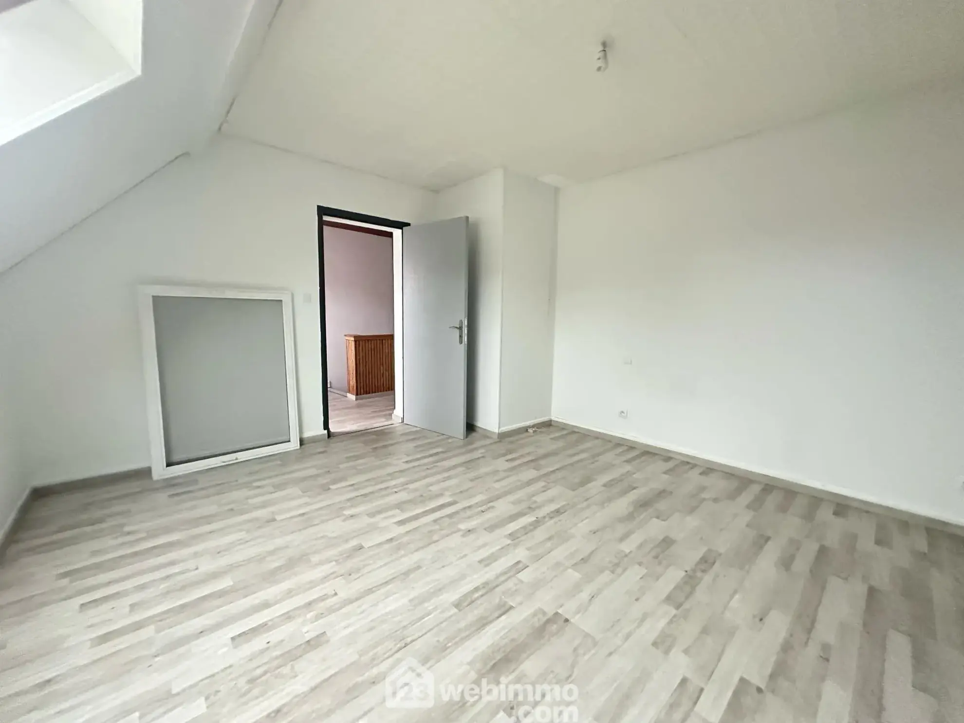 Maison de 187 m² à Bièvres avec 4 chambres, garage et cave - Confort et tranquillité 