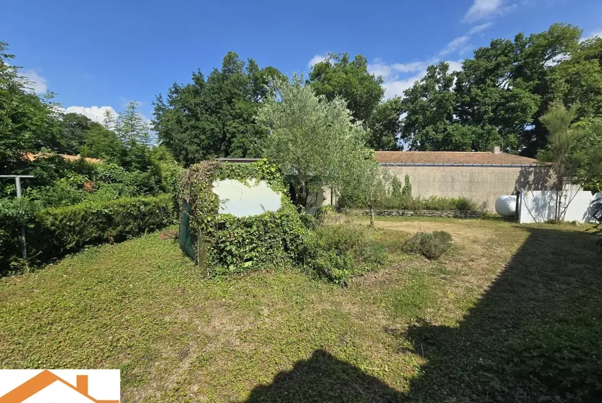 Maison de plain-pied à vendre aux Lucs-sur-Boulogne, 2 chambres, garage et jardin 