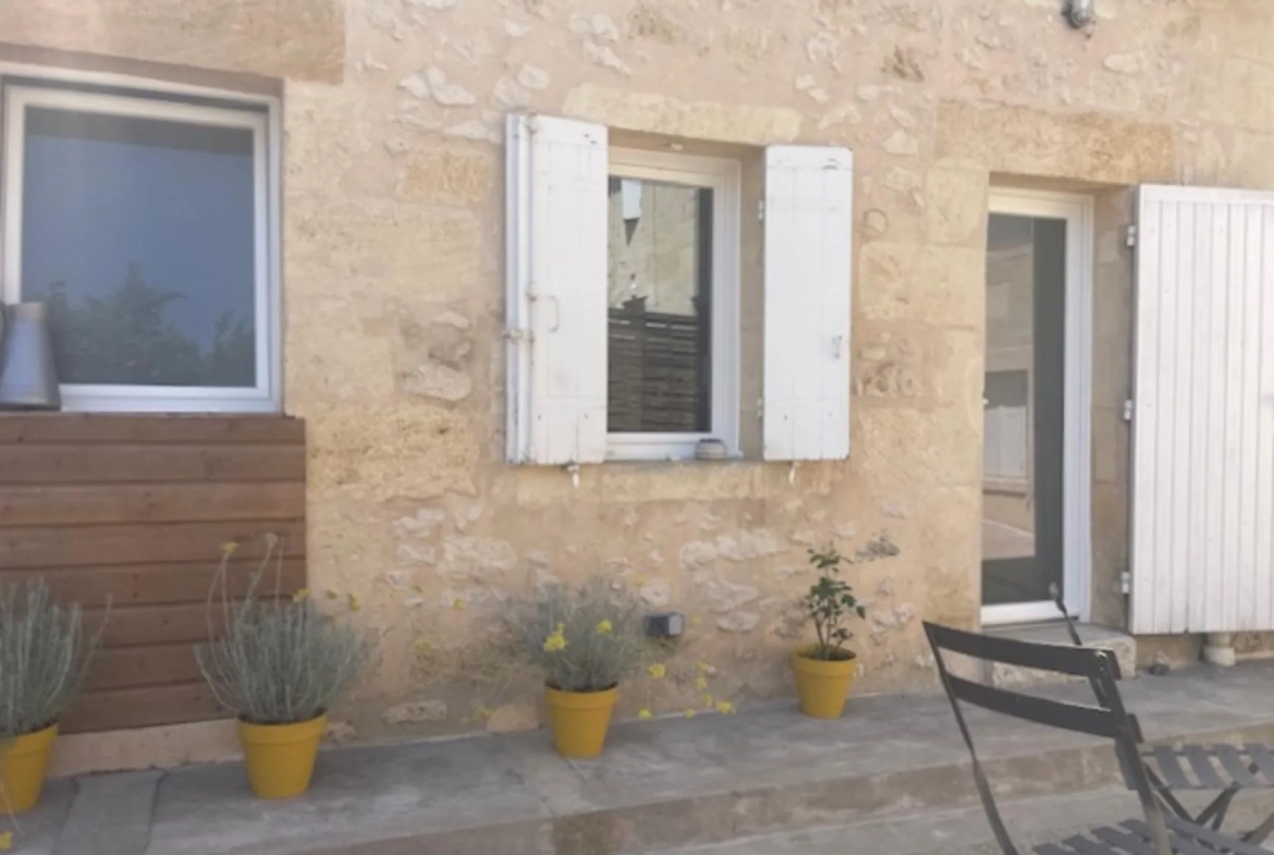 Maison de ville en pierre à Targon proche du centre avec cour et 2 chambres 