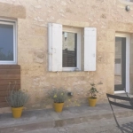 Maison de ville en pierre à Targon proche du centre avec cour et 2 chambres