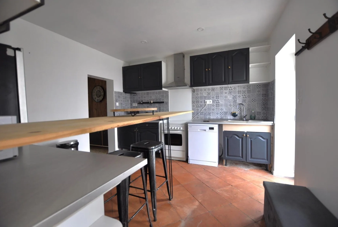 Maison de ville en pierre à Targon proche du centre avec cour et 2 chambres 