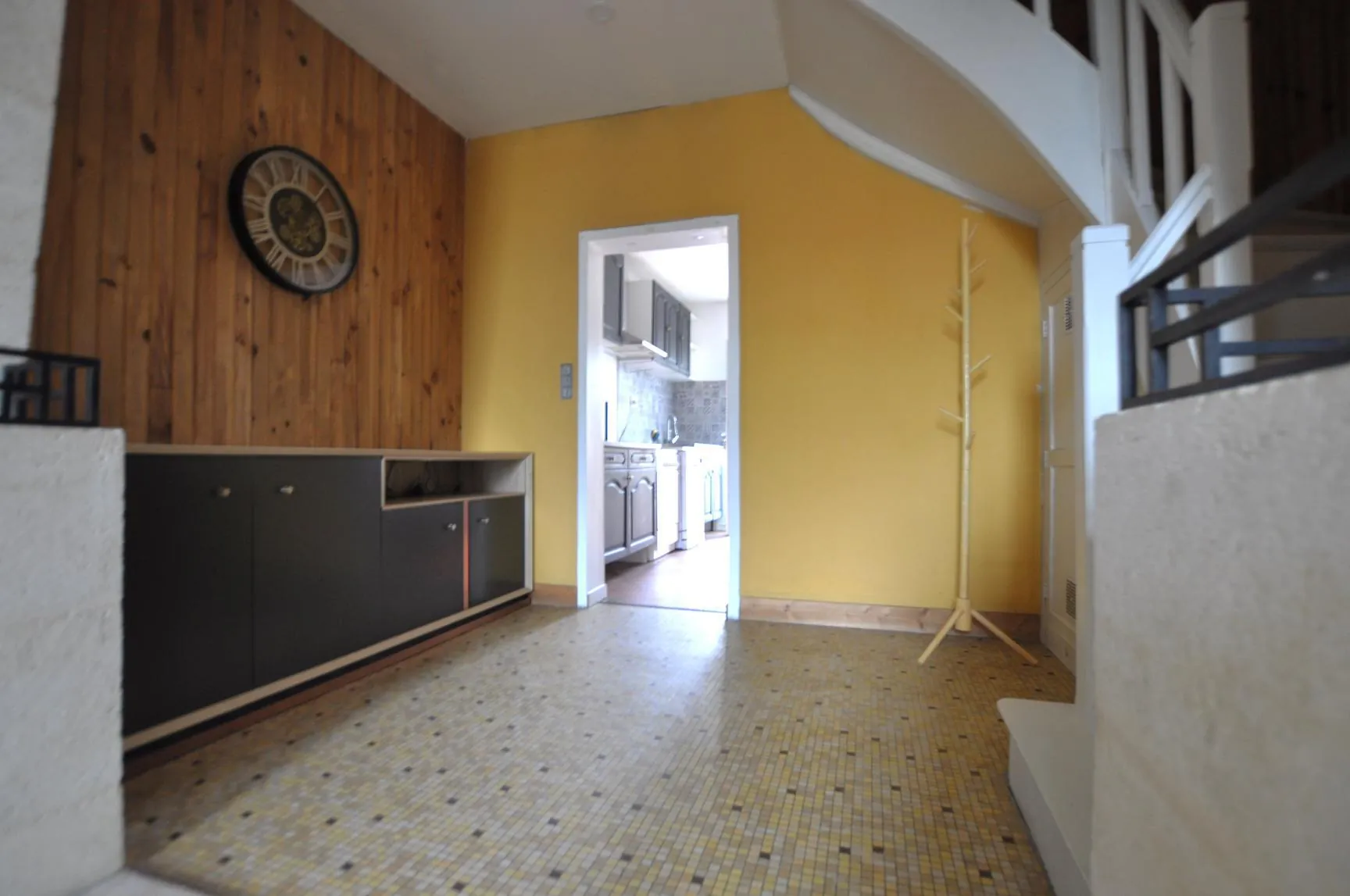 Maison de ville en pierre à Targon proche du centre avec cour et 2 chambres 