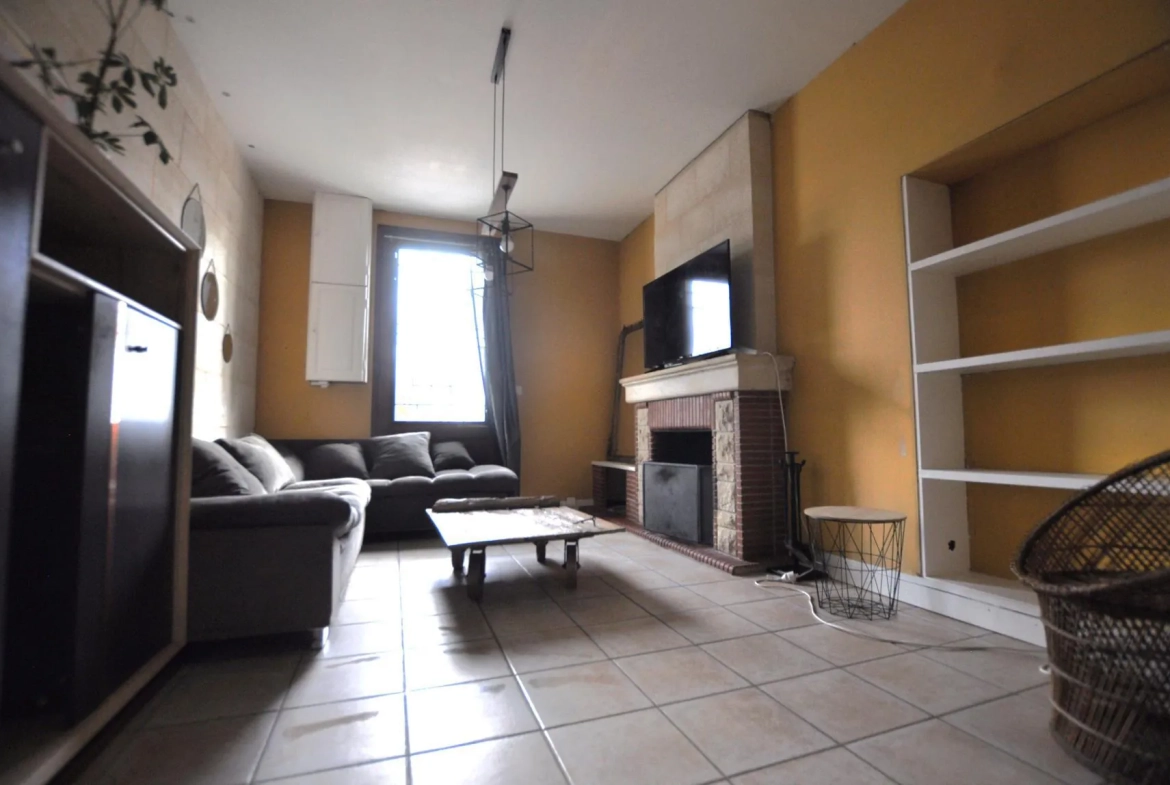 Maison de ville en pierre à Targon proche du centre avec cour et 2 chambres 
