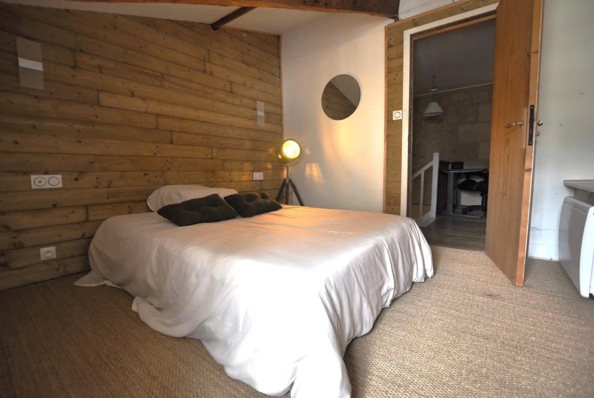 Maison de ville en pierre à Targon proche du centre avec cour et 2 chambres 