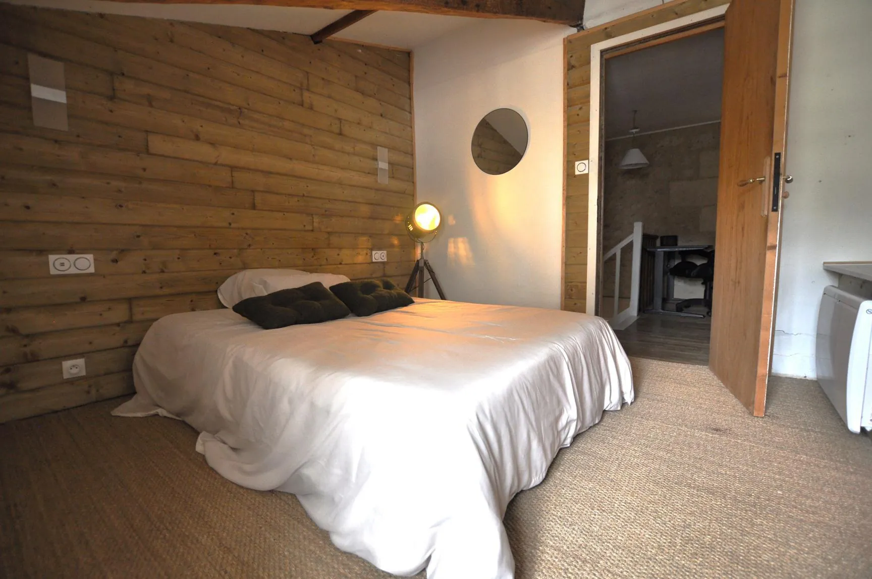 Maison de ville en pierre à Targon proche du centre avec cour et 2 chambres 