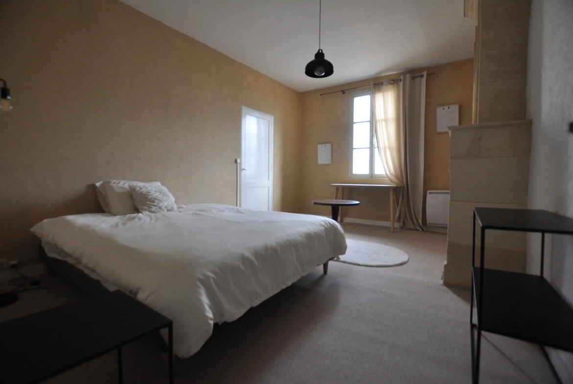 Maison de ville en pierre à Targon proche du centre avec cour et 2 chambres 