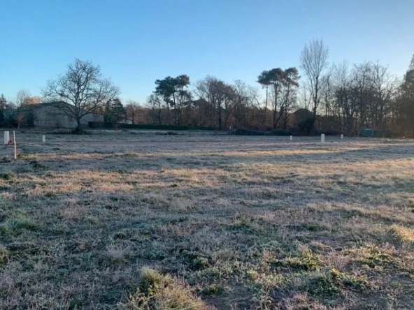 Terrain constructible à Houeillès de 703 m² dans un cadre paisible