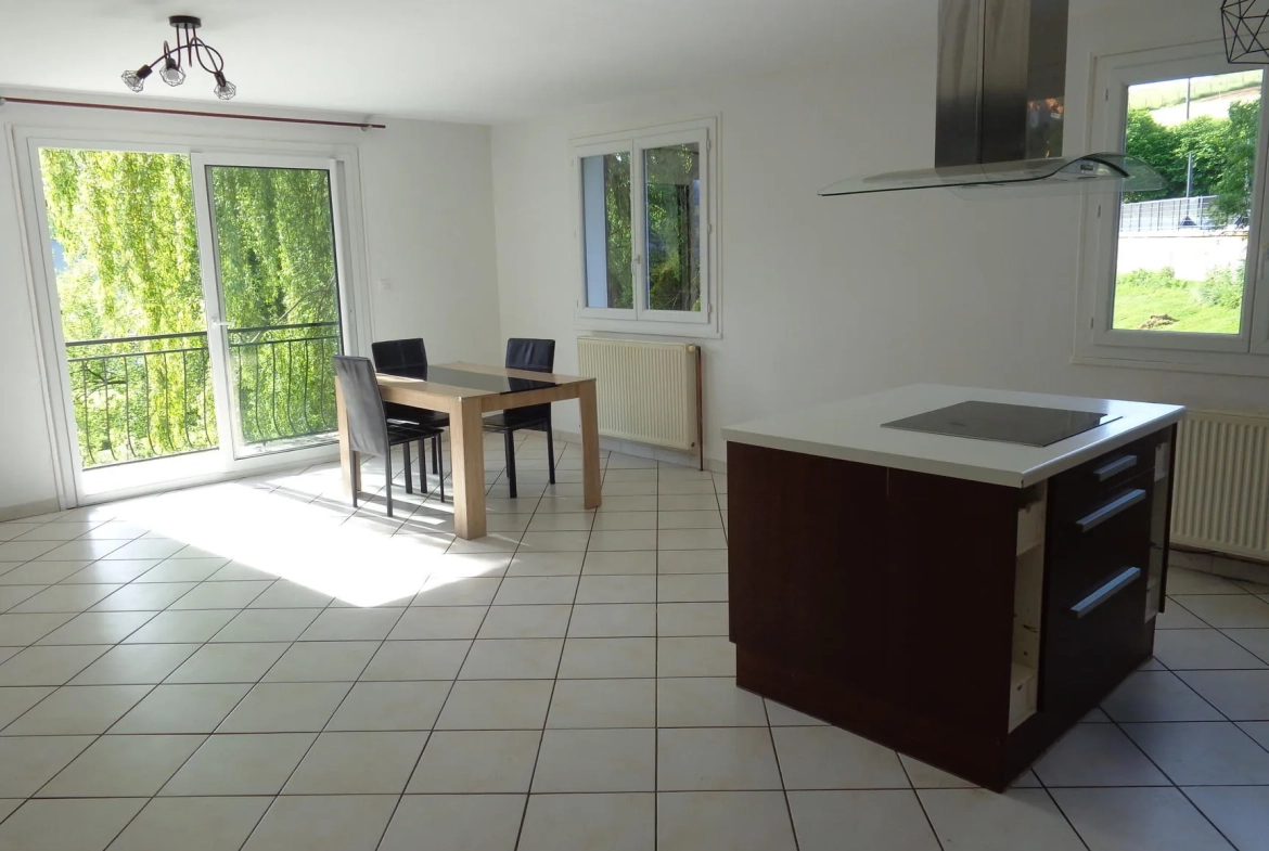 Belle villa familiale à Chambost-Allières avec jardin et grand espace extérieur 