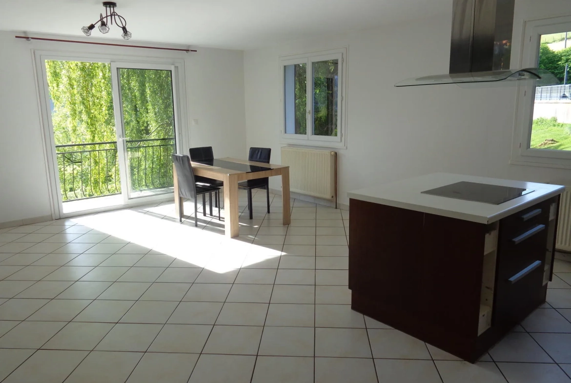 Belle villa familiale à Chambost-Allières avec jardin et grand espace extérieur 