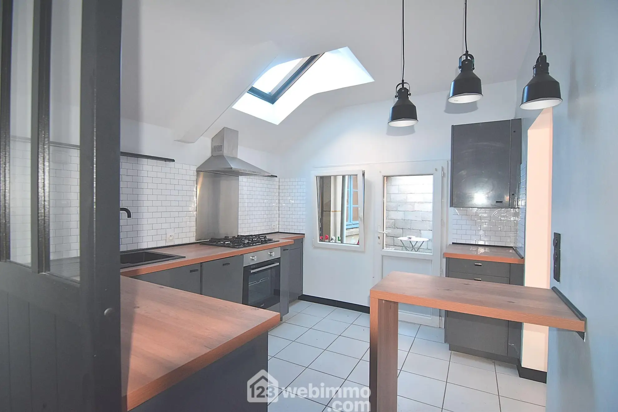 Maison de caractère de 73 m² à Plounévez-Quintin avec dépendance et jardin 