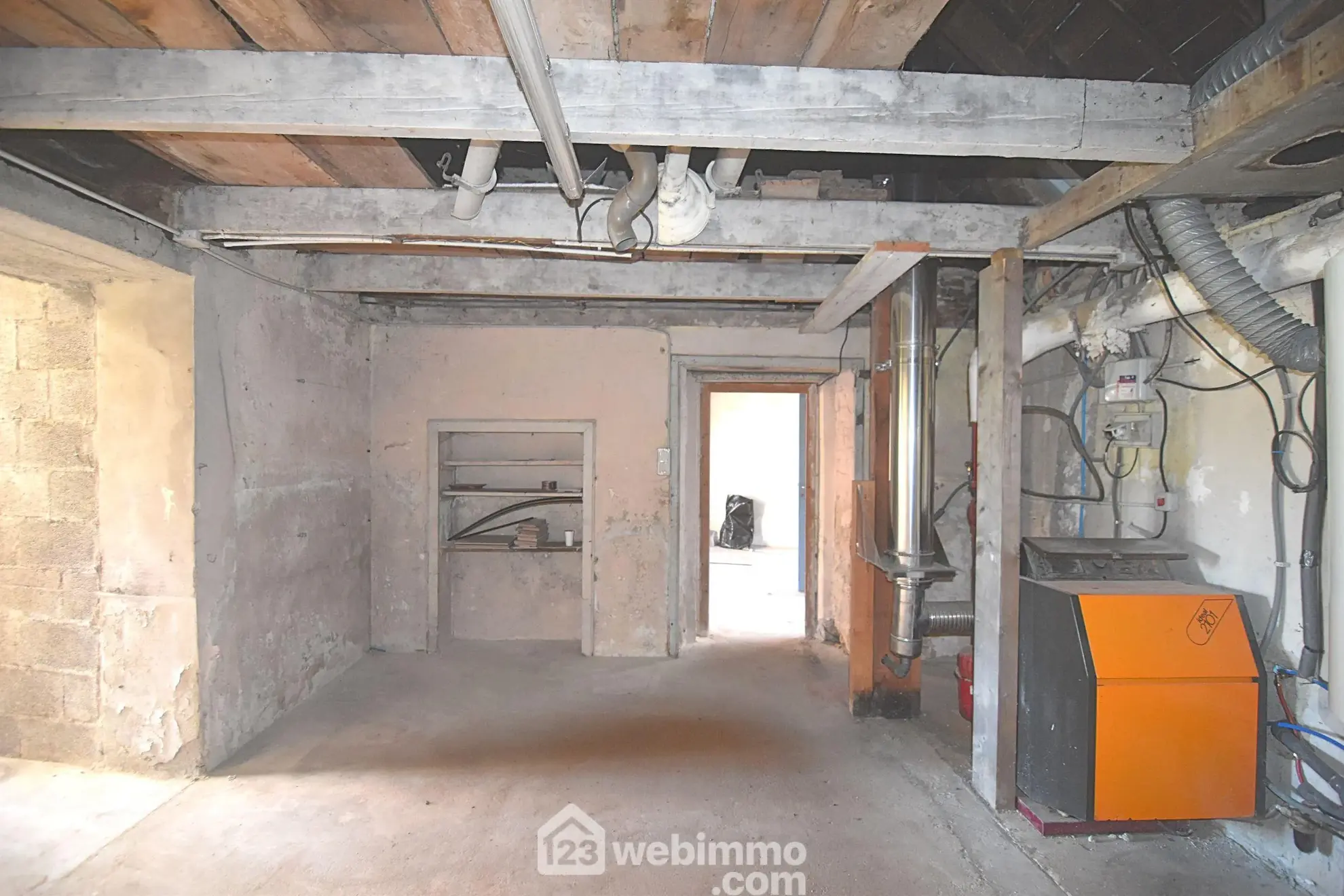 Maison de caractère de 73 m² à Plounévez-Quintin avec dépendance et jardin 