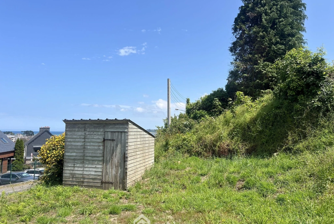 Maison à rénover de 59 m² avec vue mer et jardin à Perros-Guirec 
