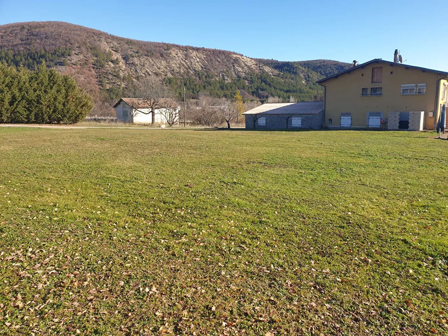 Terrain à bâtir de 1148 m² à Saleon, calme et proche des commodités 