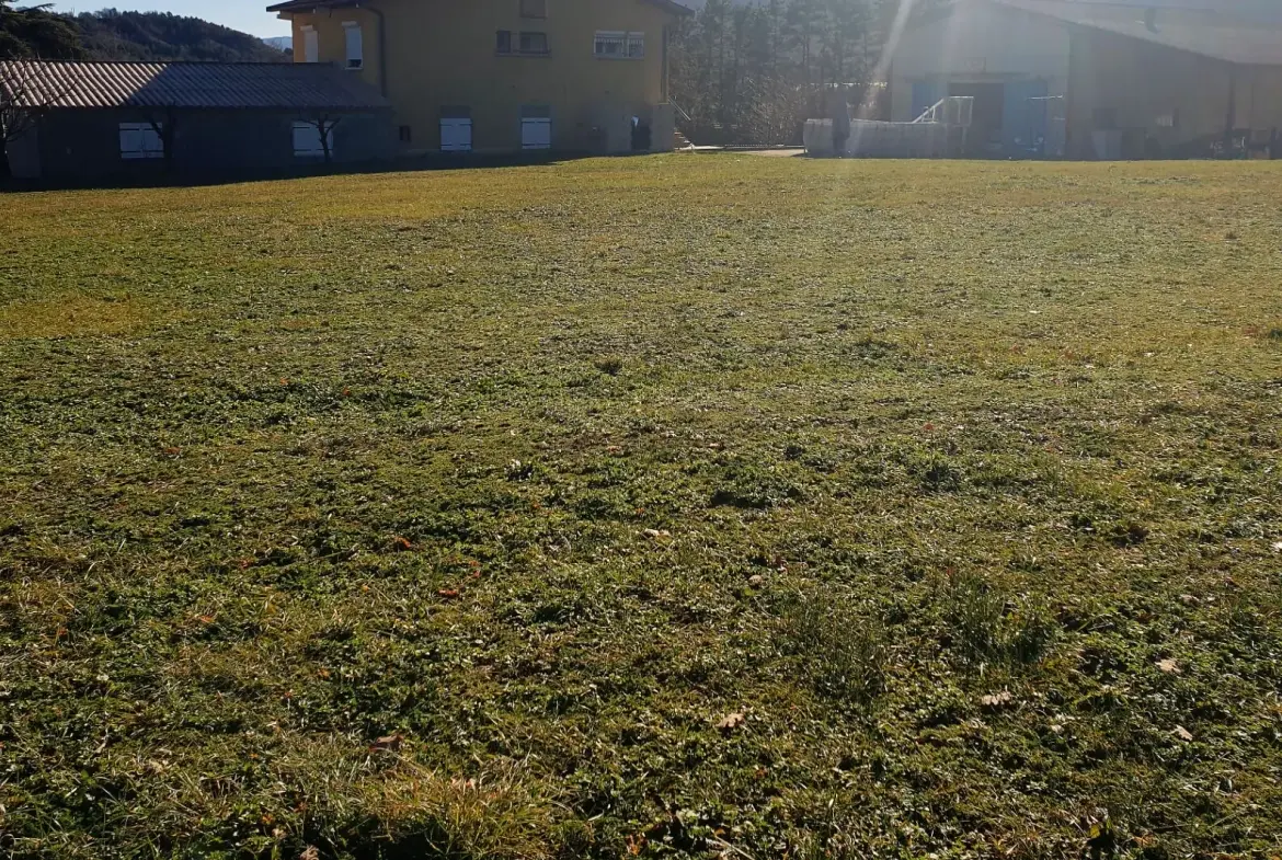 Terrain à bâtir de 1148 m² à Saleon, calme et proche des commodités 