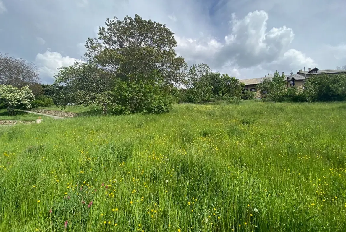 Terrain constructible à Risoul avec vue sur les montagnes 