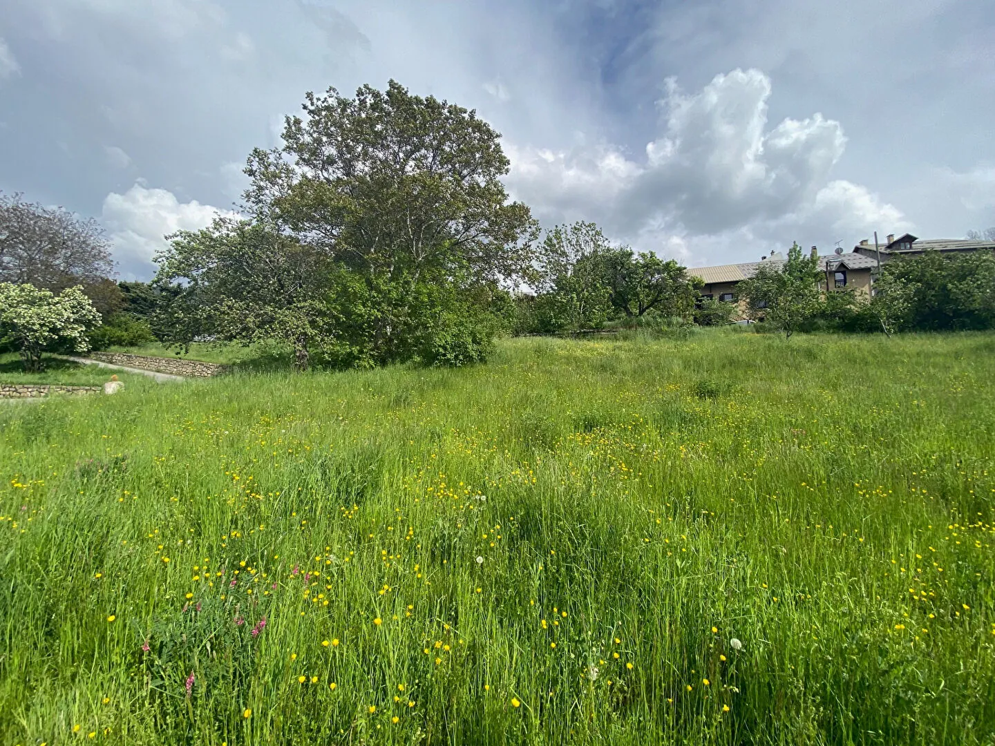 Terrain constructible à Risoul avec vue sur les montagnes 