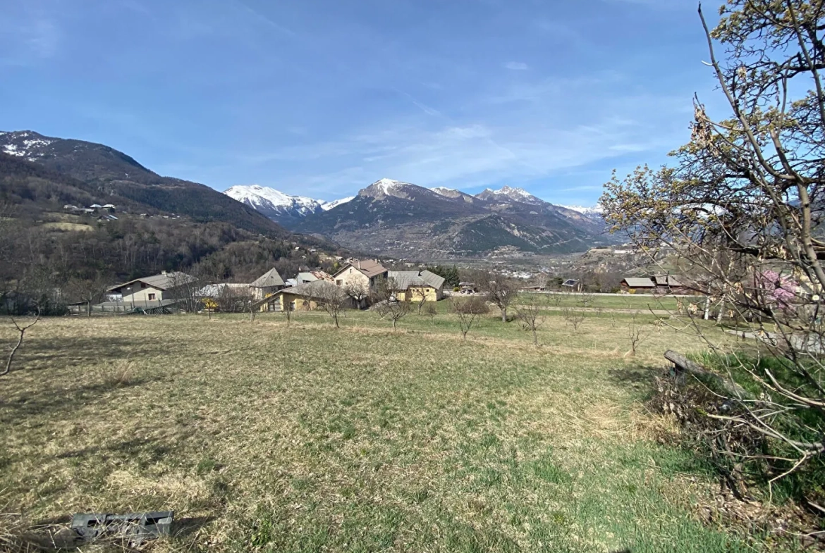 Terrain constructible à Risoul avec vue sur les montagnes 