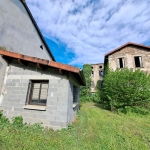 Investissez dans un ensemble immobilier à Arlanc avec entrepôt et maison à rénover