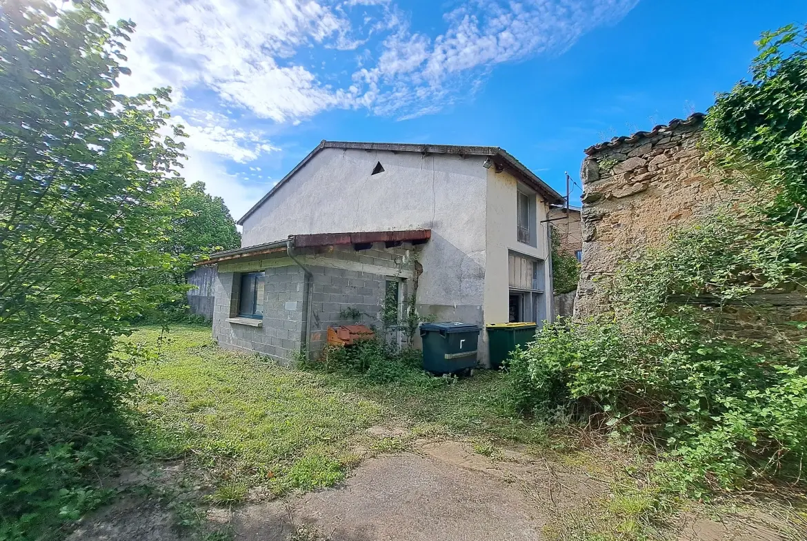 Investissez dans un ensemble immobilier à Arlanc avec entrepôt et maison à rénover 