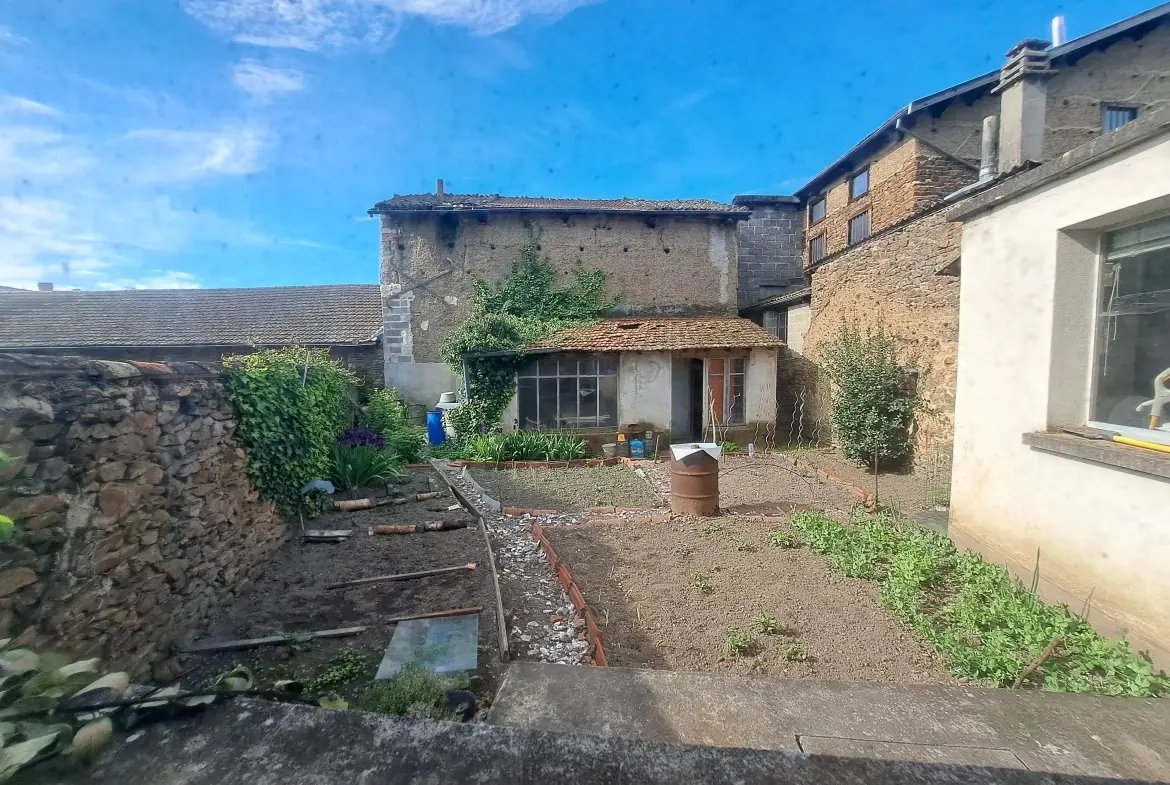 Investissez dans un ensemble immobilier à Arlanc avec entrepôt et maison à rénover 