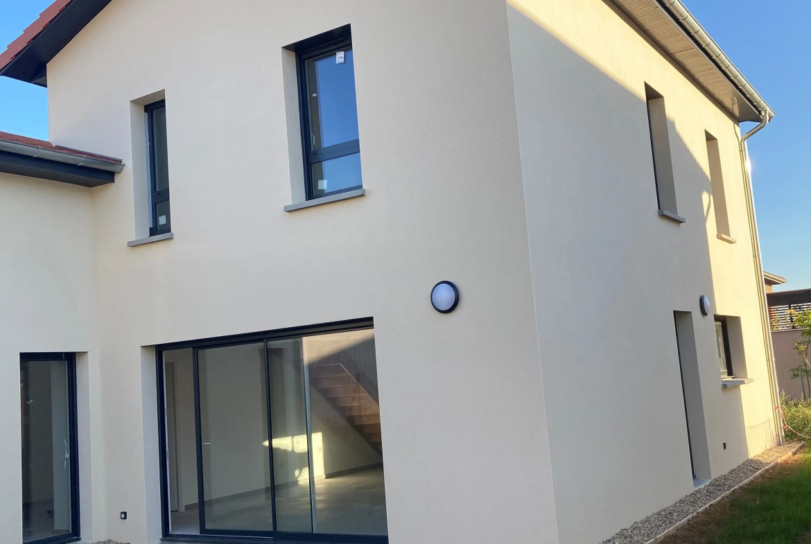 Maison T4 à Juliénas proche du centre avec garage et terrain de 305 m² 