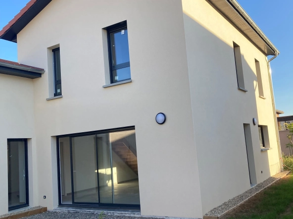 Maison T4 à Juliénas proche du centre avec garage et terrain de 305 m²