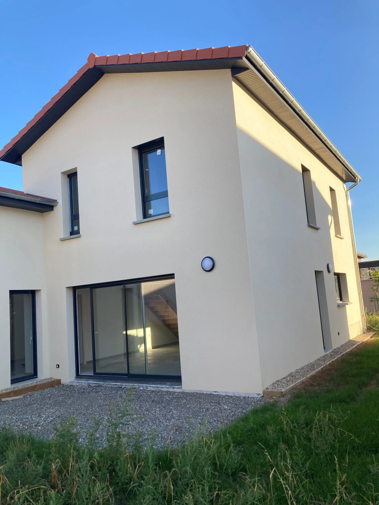 Maison T4 à Juliénas proche du centre avec garage et terrain de 305 m²