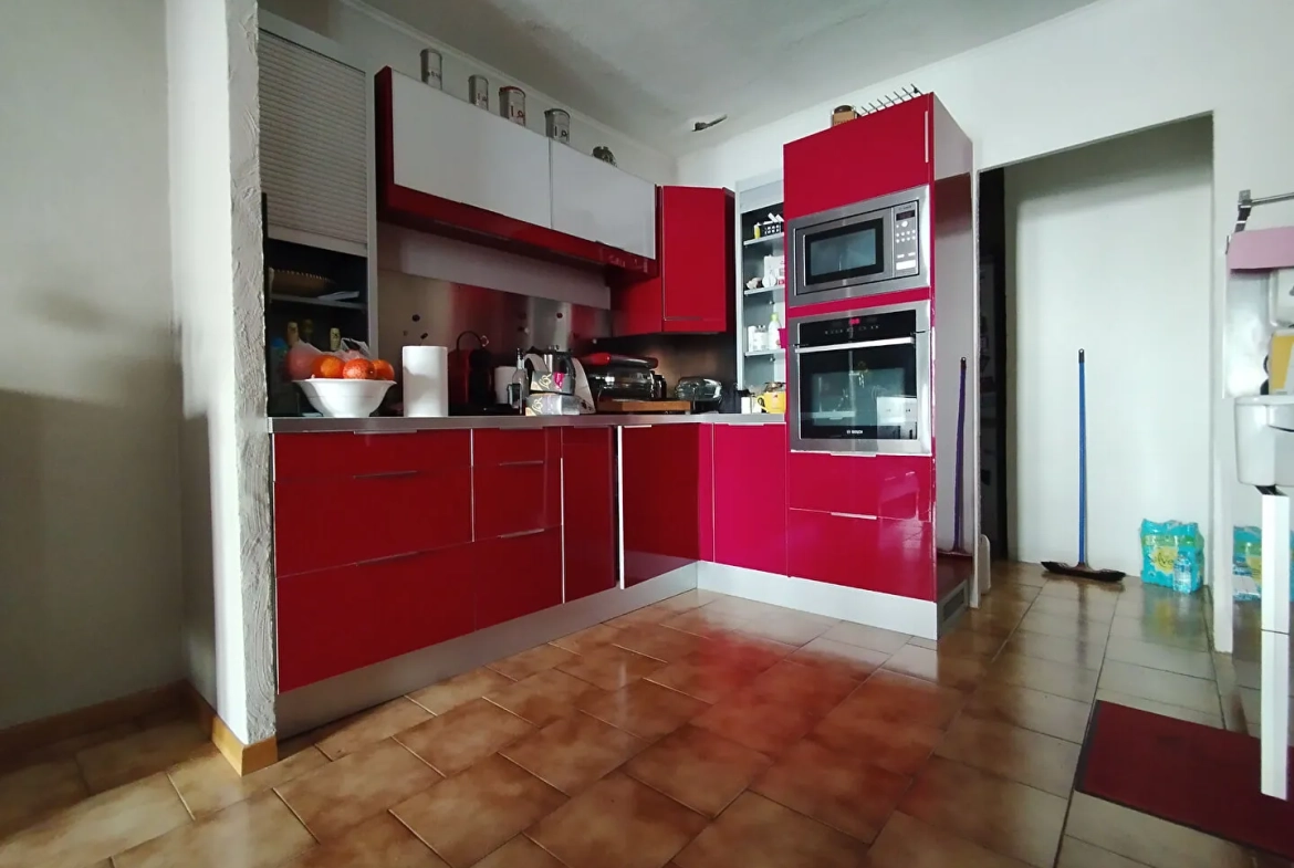 Immeuble avec potentiel locatif et terrasse à Laragne Monteglin 