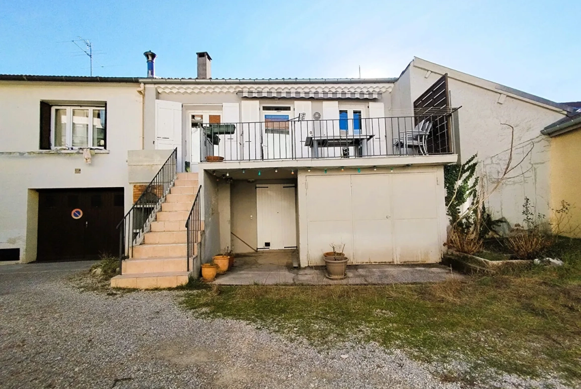 Immeuble avec potentiel locatif et terrasse à Laragne Monteglin 