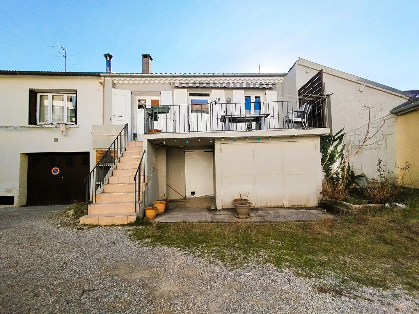 Immeuble avec potentiel locatif et terrasse à Laragne Monteglin 