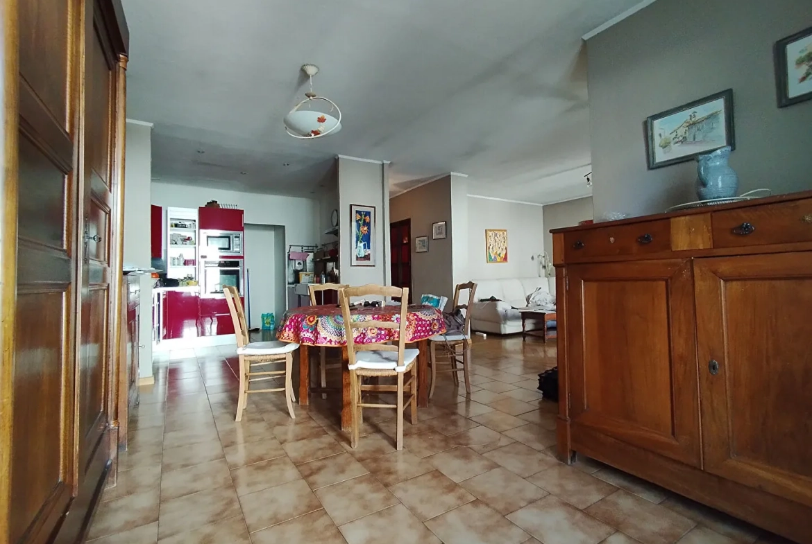 Immeuble avec potentiel locatif et terrasse à Laragne Monteglin 