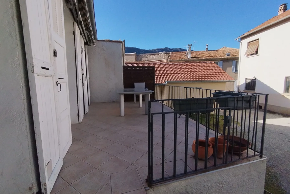 Immeuble avec potentiel locatif et terrasse à Laragne Monteglin 