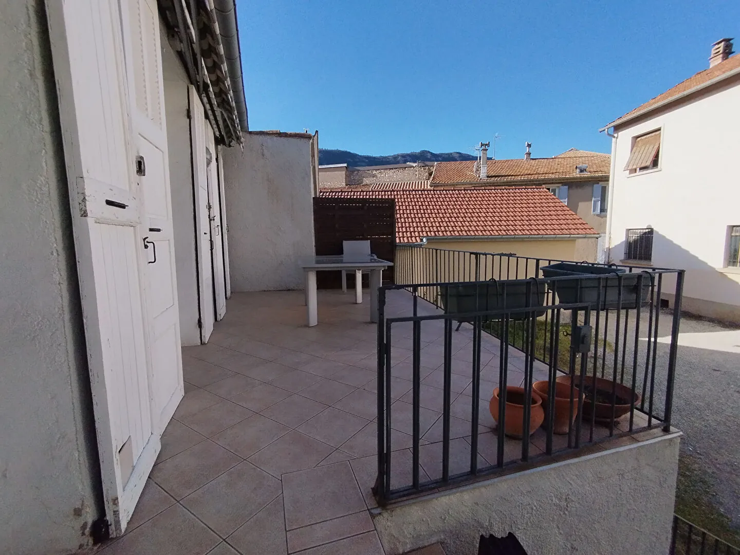 Immeuble avec potentiel locatif et terrasse à Laragne Monteglin 