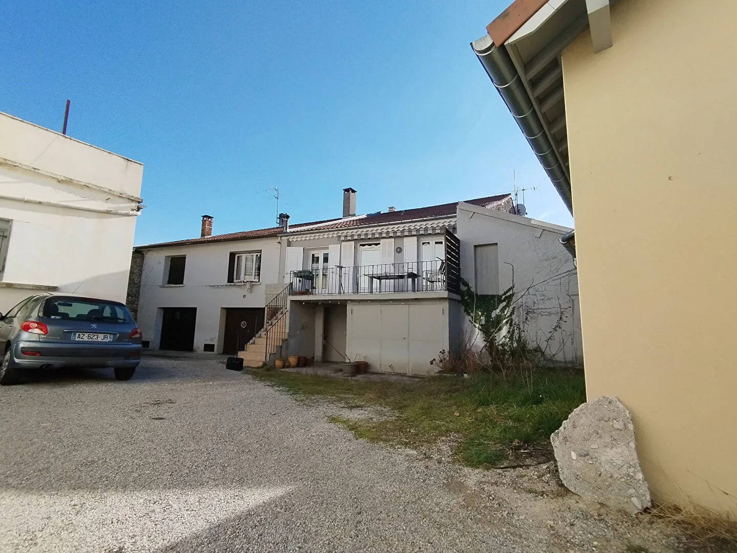 Immeuble avec potentiel locatif et terrasse à Laragne Monteglin 