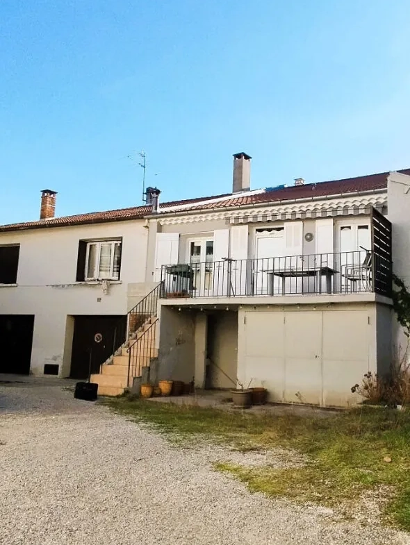 Immeuble avec potentiel locatif et terrasse à Laragne Monteglin 