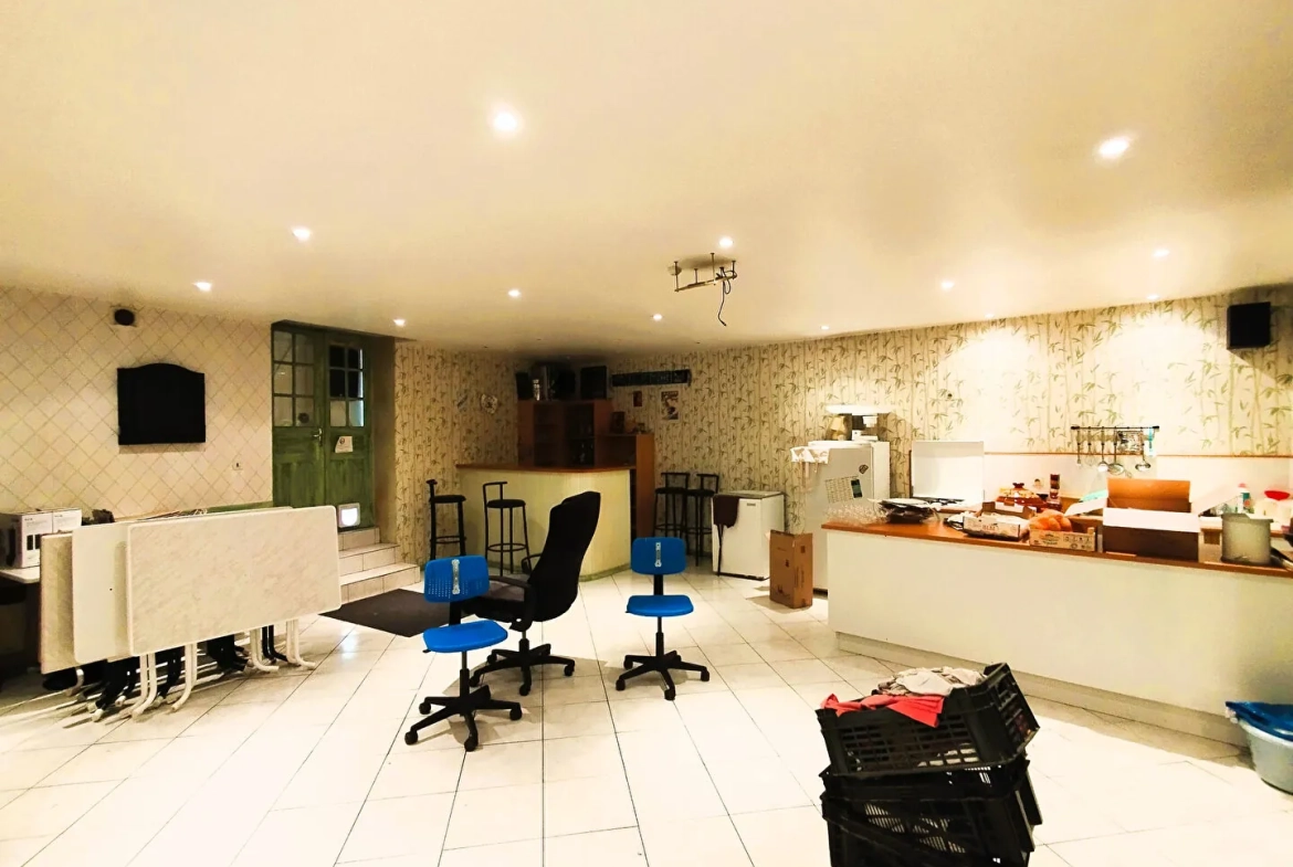 Immeuble avec potentiel locatif et terrasse à Laragne Monteglin 