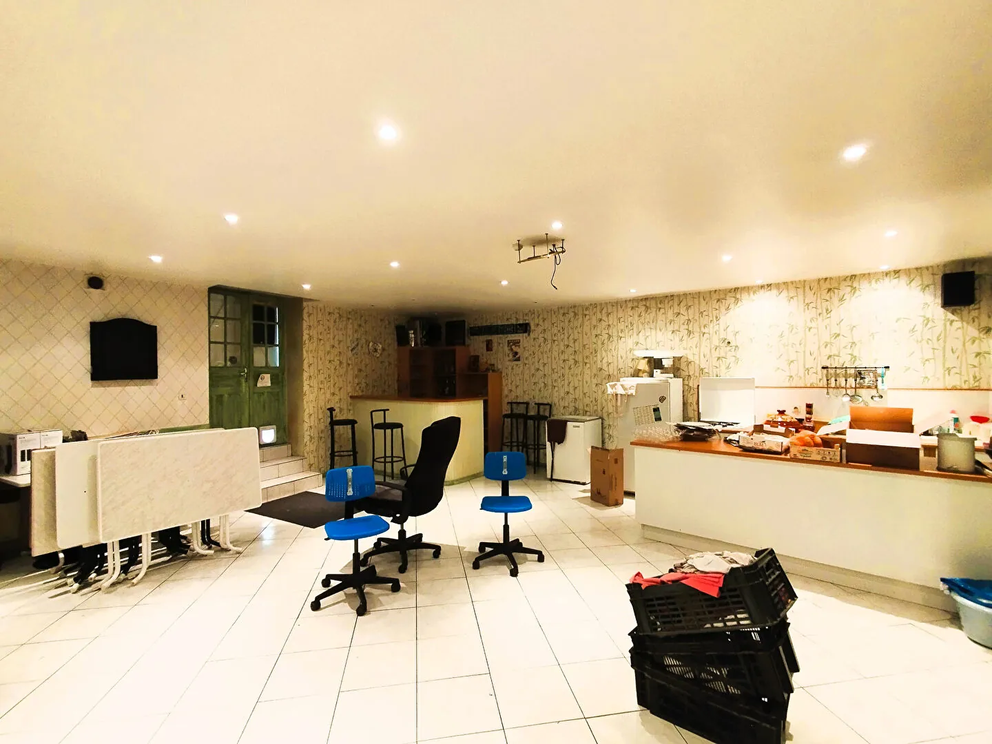 Immeuble avec potentiel locatif et terrasse à Laragne Monteglin 