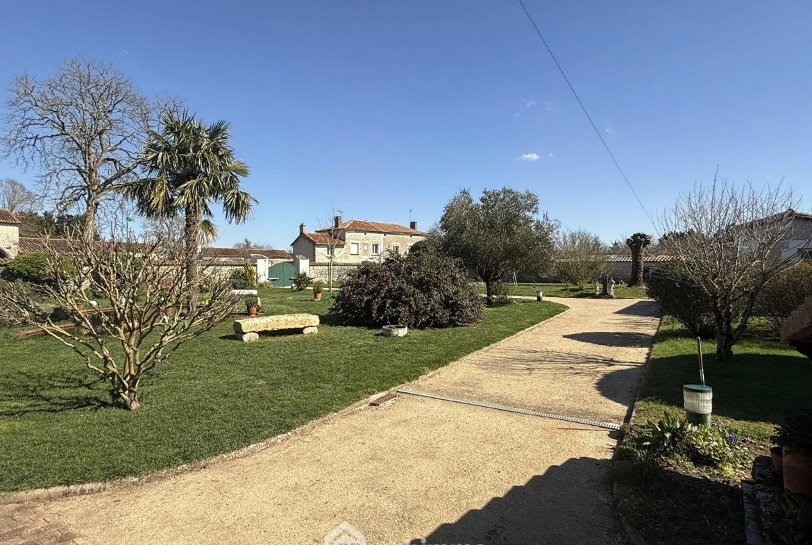 Maisons à Massognes : Longère ancienne avec 6 chambres et dépendances 
