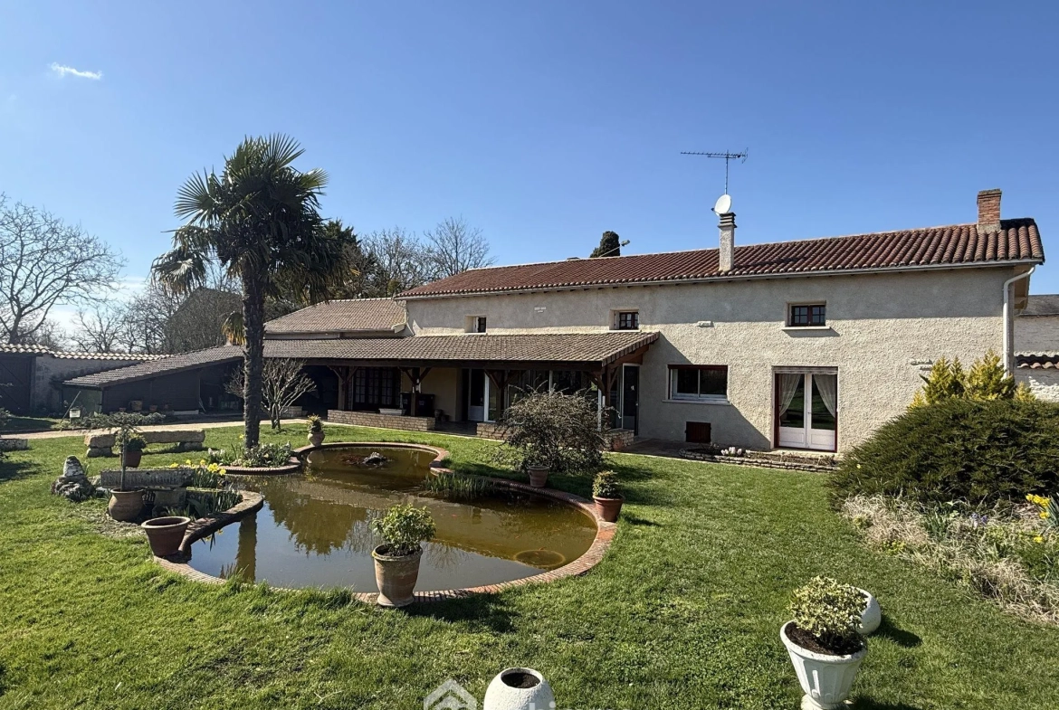 Maisons à Massognes : Longère ancienne avec 6 chambres et dépendances 