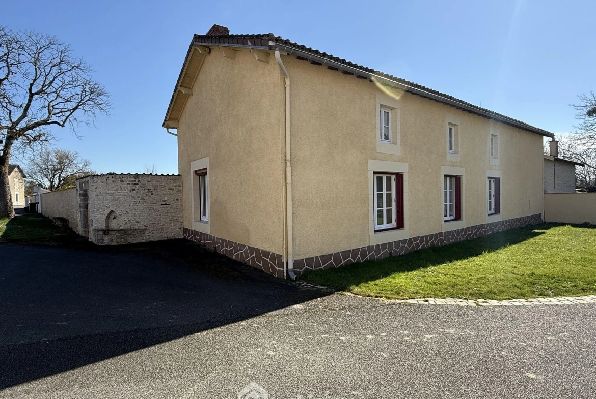 Maisons à Massognes : Longère ancienne avec 6 chambres et dépendances 