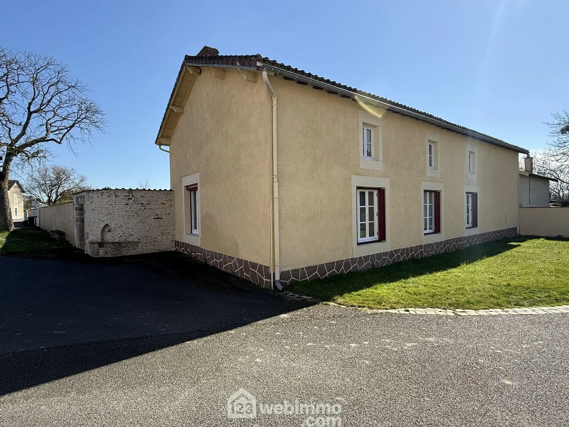 Maisons à Massognes : Longère ancienne avec 6 chambres et dépendances 