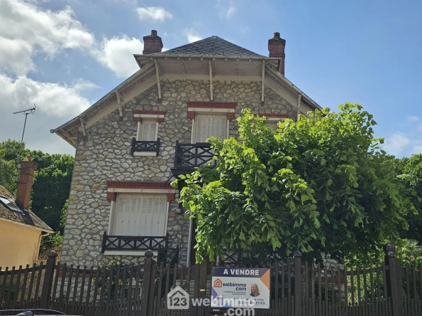 Magnifique maison bourgeoise de 164 m² avec dépendance et garage à Le Malesherbois