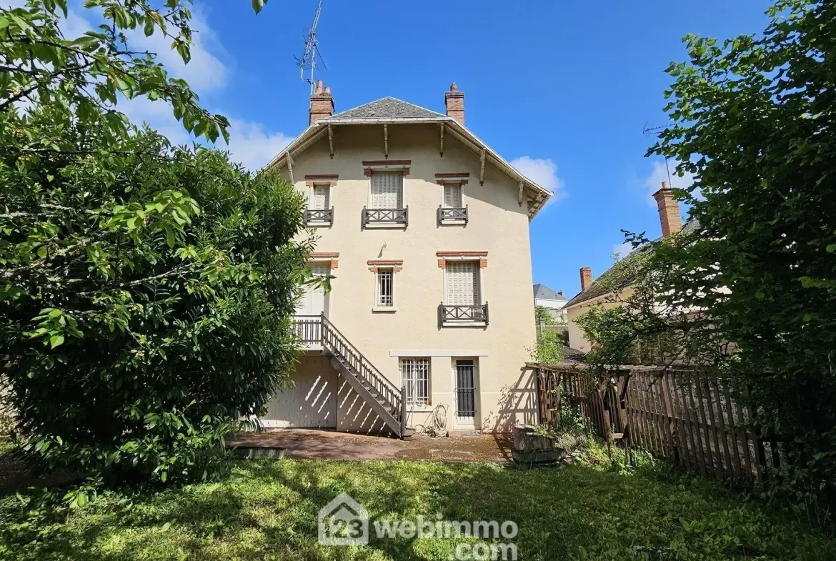 Magnifique maison bourgeoise de 164 m² avec dépendance et garage à Le Malesherbois 