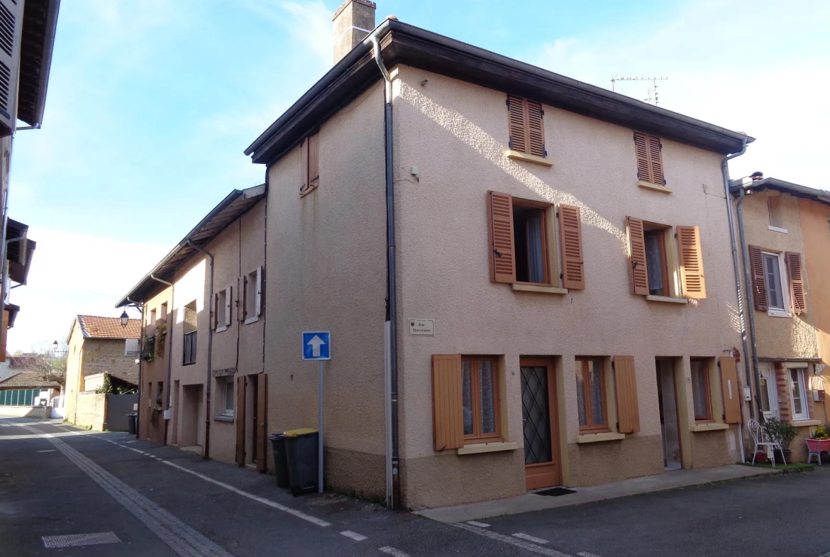 Maison de village à Saint Vérand avec combles aménageables et cave 