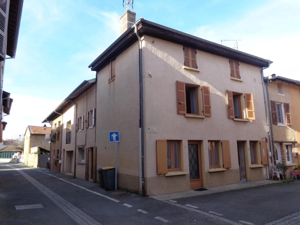 Maison de village à Saint Vérand avec combles aménageables et cave