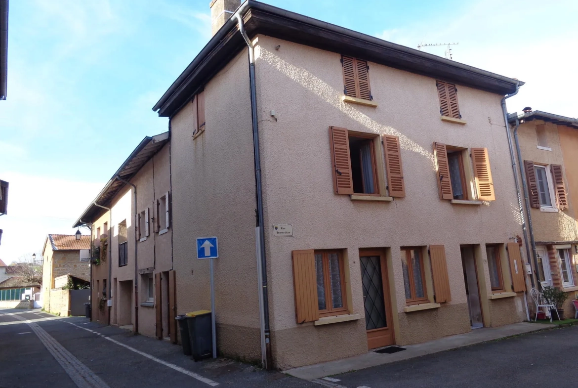 Maison de village à Saint Vérand avec combles aménageables et cave 