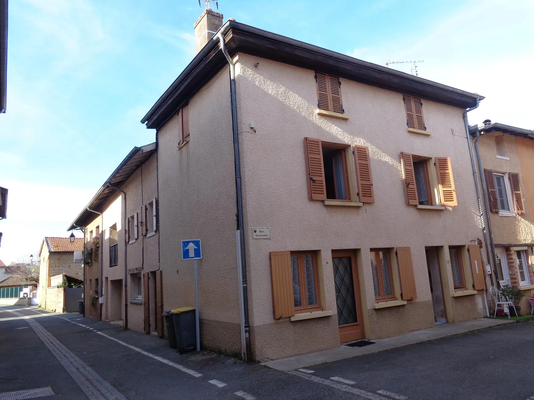 Maison de village à Saint Vérand avec combles aménageables et cave 